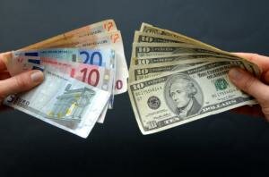 Доллар подешевел по отношению к ведущим мировым валютам