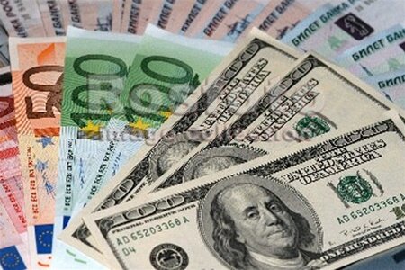 Трем казахстанским банкам запретили обмен иностранной валюты