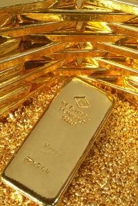 Золото дорожает в понедельник на фоне слабого доллара